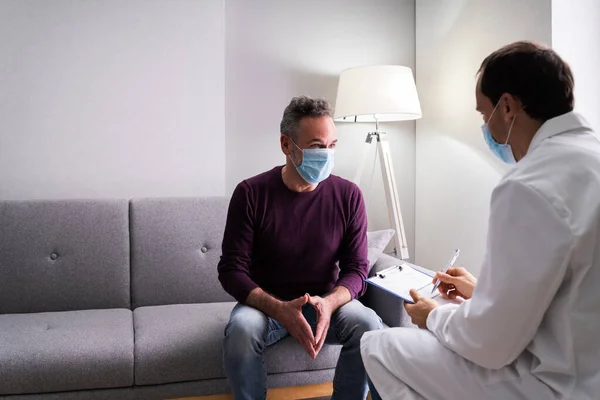 Dokter Praat Met Oudere Patiënt Oudere Man Thuis — Stockfoto