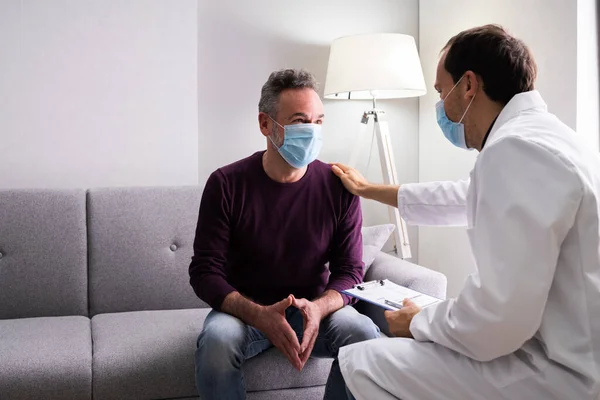 Médecin Patient Âgé Vivant Dans Une Maison Assistée Avec Masque — Photo