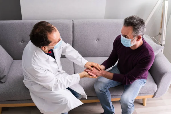 Dokter Dan Pasien Senior Hidup Rumah Membantu Dengan Topeng Wajah — Stok Foto