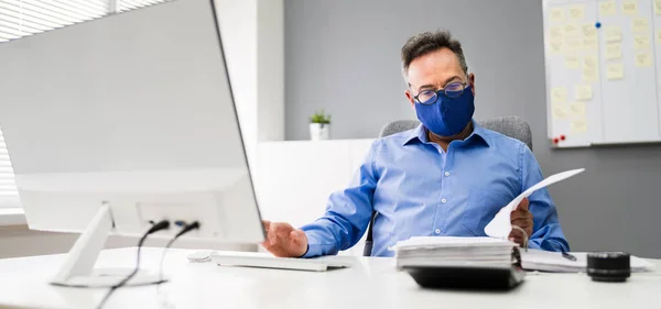 Empregado Negócio Mais Velho Que Trabalha Computador Que Veste Máscara — Fotografia de Stock