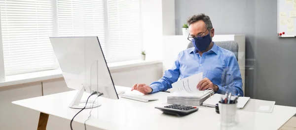 Elder Business Employee Working Computer Wearing Facial Mask — Stock Photo, Image