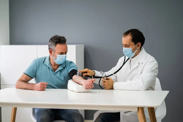 Älterer Mann Mit Bluthochdruck Medizinische Untersuchung Gesicht Maske — Stockfoto