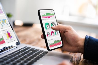 KPI İş Analitik Veri Kontrol Paneli. Analizci Bilgisayar Kullanıyor