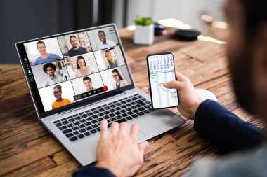 Laptop 'ta Video Konferansı Webinar Toplantısı İzleniyor