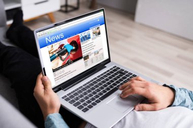 Evde Bilgisayar Ekranında Haberler İzleniyor