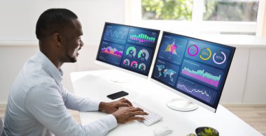 Öngörülebilir İş Analizleri. Afrikalı Amerikalı Analizci Bilgisayar Kullanıyor