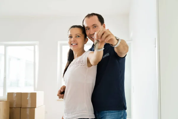 Casal Feliz Movendo Para Casa Nova Casa Segurando Chaves — Fotografia de Stock