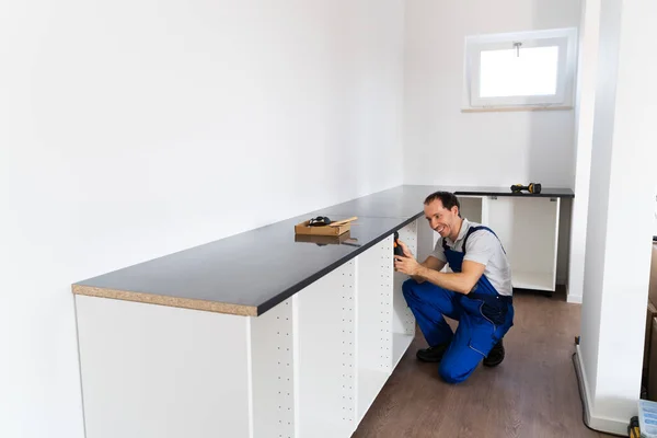 Timmerman Installeert Keuken Handyman Kabinet Meubilair Installatie — Stockfoto