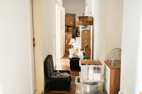 Ruang Rumah Kacau Dengan Sampah Dan Tempat Sampah Dikemas — Stok Foto