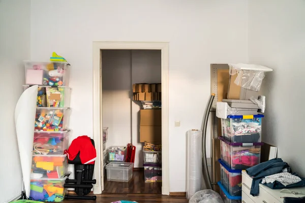 Ruang Rumah Kacau Dengan Sampah Dan Tempat Sampah Dikemas — Stok Foto