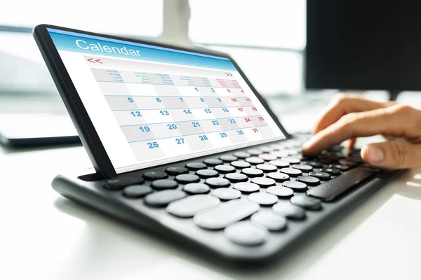 Man Zoek Naar Kalender Digitale Tablet — Stockfoto