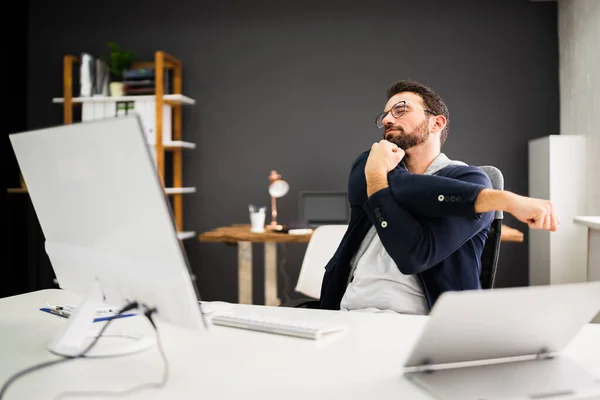 Stretchübung Büro Dehnt Sich Während Man Auf Dem Stuhl Sitzt — Stockfoto