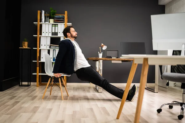 Trizeps Dip Chair Workout Schreibtisch — Stockfoto