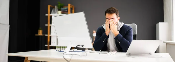 Hombre Con Migraña Del Trabajo Computadora Triste Aburrido Estresado —  Fotos de Stock