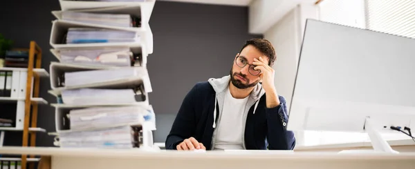 Frustrovaný Smutný Workoholik Počítačovém Stole Kanceláři — Stock fotografie