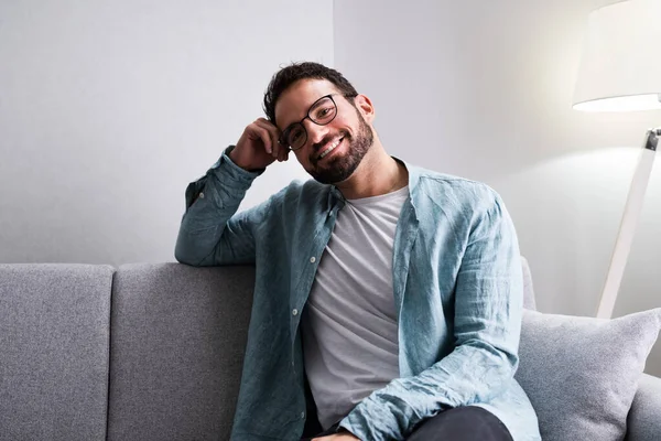 Casual Uomo Video Conferenza Chat Uomini Con Sorriso — Foto Stock