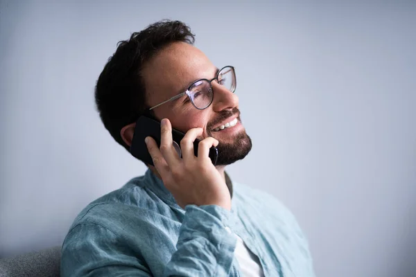 Männlicher Mann Telefoniert Mit Handy Oder Smartphone — Stockfoto