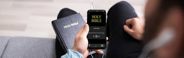 Hombre Cristiano Leyendo Libro Biblia Por Teléfono Orando —  Fotos de Stock