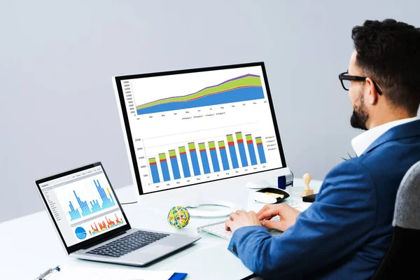 Business Data Analyst Verwendung Von Computer Für Die Finanzforschung — Stockfoto