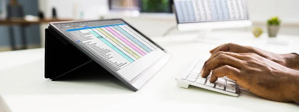 아프리카계 미국인 Spreadsheet Data Tablet — 스톡 사진