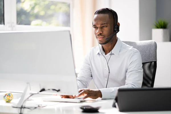 Business Service Agent Mit Headset Computer Telefon — Stockfoto