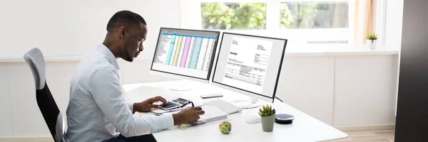 African American Accountant Χρησιμοποιώντας Ηλεκτρονικό Λογισμικό Τιμολογίων — Φωτογραφία Αρχείου
