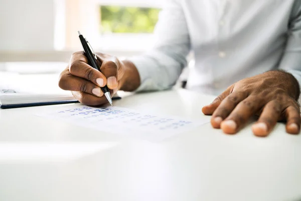 Afroamericano Guardando Calendario Ufficio Scrivania — Foto Stock