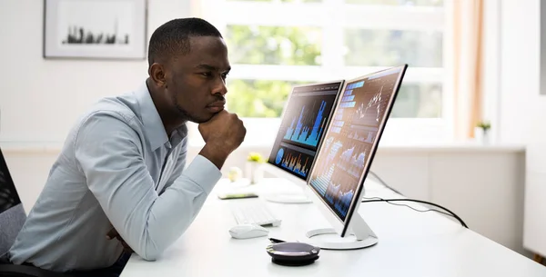 Predictive Business Analytics African American Analyst Using Computer — Stock Photo, Image