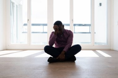 Üzgün Afro-Amerikan Üzgün Kalbi Kırık