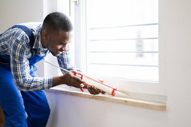 Caulk Sealant Uygulaması. Silikon Pencere Mührü ve Su geçirmezliği