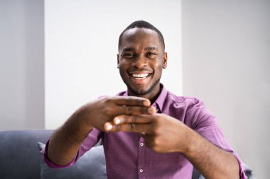 Afro-Amerikan Sağır Adam İşaret Dili Kullanıyor