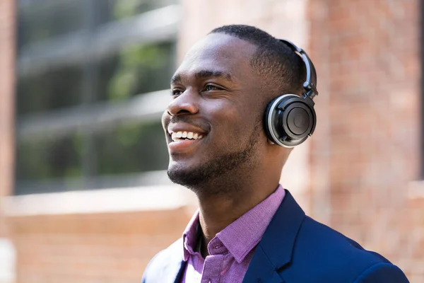Africký Američan Poslouchání Hudby Bezdrátových Sluchátkách Venku — Stock fotografie