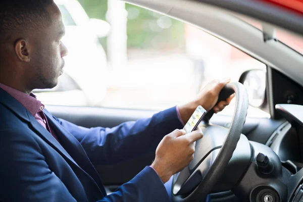 Distracted African Man Texting Mobile Phone While Driving — Stock Photo, Image
