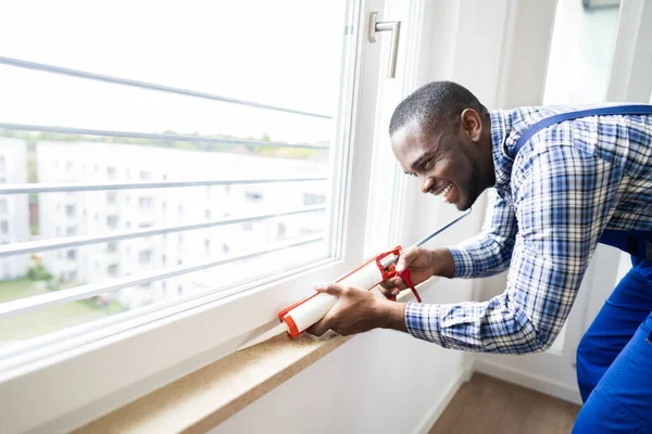 Caulk Tätningsmedel Ansökan Silikonfönstertätning Och Tätning — Stockfoto