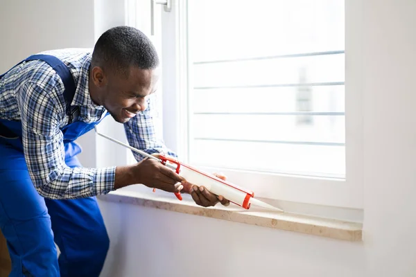 Aplicação Vedante Caulk Selo Janela Silicone Impermeabilização — Fotografia de Stock