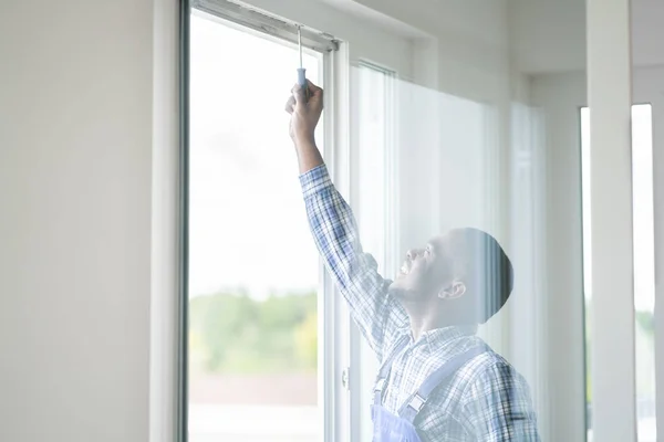 Joven Reparador Africano Overol Instalando Ventana — Foto de Stock