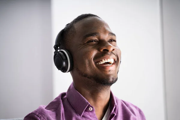 Fröhlicher Afroamerikaner Genießt Musik Über Kopfhörer Hause — Stockfoto