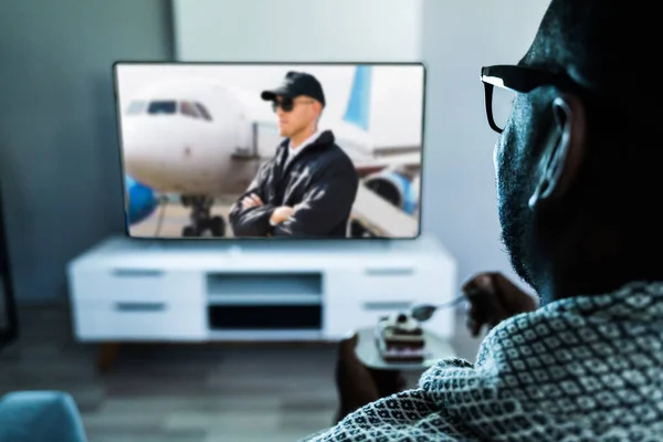 Africano Uomo Guardando Film Televisione Occhiali — Foto Stock