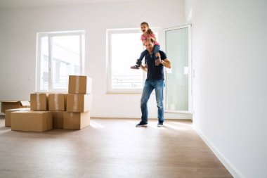 Mutlu İnsanlar Yeni Ev 'e ya da Eve Taşınıyor