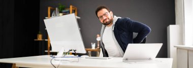 Sırtı ağrıyan genç adam. Kötü Ofis Duruşu