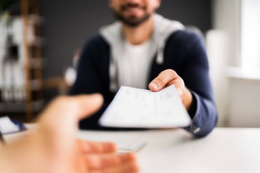 Maaş Veren Adam Maaş ya da Çek Veriyor