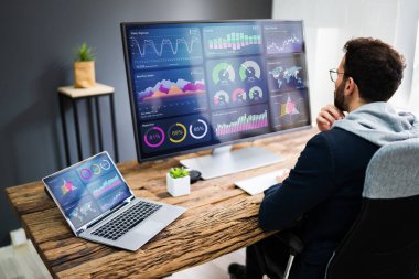 KPI İş Analitik Veri Kontrol Paneli. Analizci Bilgisayar Kullanıyor