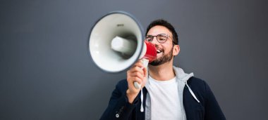 Erkek El Tutuşu Megafonu. Gürültülü Bağırış