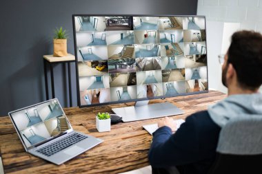 Güvenlik Sistemi CCTV Kamera Operatörü Bilgisayar Monitörü Kullanıyor