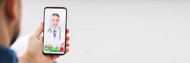 Telefondaki Doktor Görüntülü Konferans Görüşmesi. Akıllı Telefon Video Sohbeti