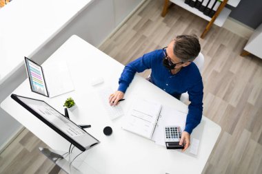 Yüz Maskesiyle Çalışan Kıdemli Muhasebeci