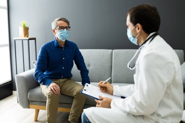 Maskeli Evde Yaşayan Kıdemli Hastayla Doktor