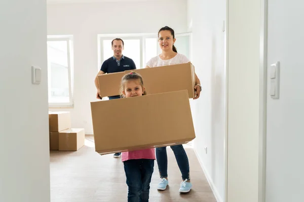 Casal Família Com Caixas Papelão Que Deslocam Para Casa Nova — Fotografia de Stock