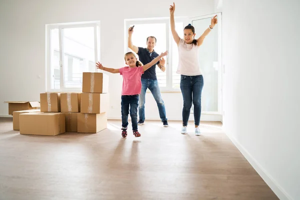 Een Paar Bying Home Verhuizen Naar Een Nieuw Huis — Stockfoto