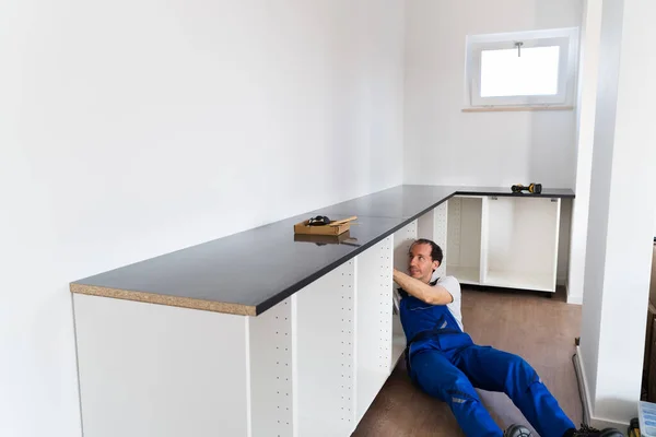 Carpenter Installing Kitchen Instalasi Furnitur Kabinet Handyman — Stok Foto